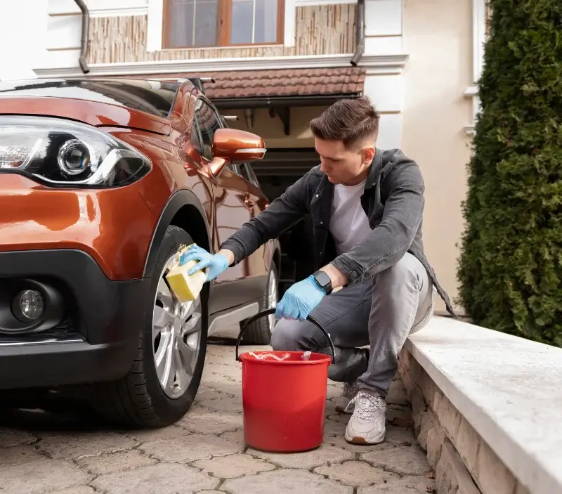 Lavage auto à domicile Saint-Denis-lès-Martel : professionnel intervenant sur un véhicule